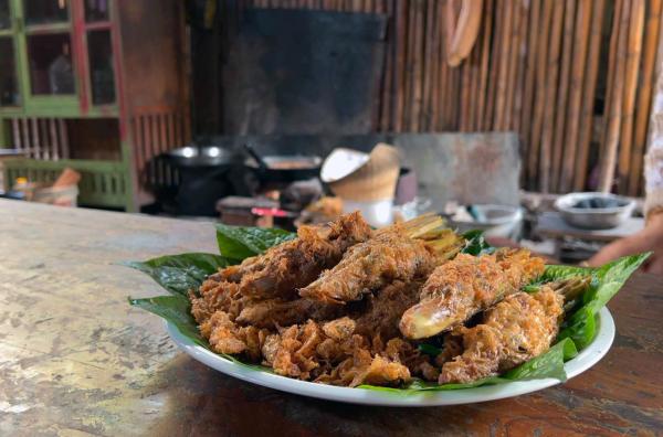 Bild 1 von 3: In Laos serviert Touy gefüllte Zitronengrasstängel.