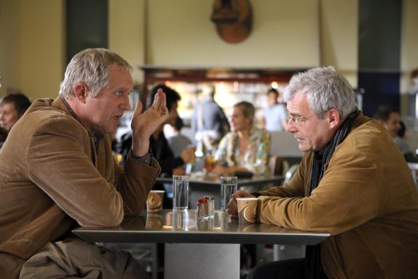 Bild 1 von 19: Im Bild (v.li.): Harald Krassnitzer (Paul Kemp), Yusuke Yamasaki (Azuka), Julie Engelbrecht (Natalie), Oliver Karbus (Prof. Haller).