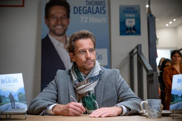 Bild 1 von 12: Schriftsteller Thomas (Ioan Gruffudd) ist mit seinen Werken erfolgreich. In einer Londoner Buchhandlung muss er zahlreiche Autogrammwünsche erfüllen.