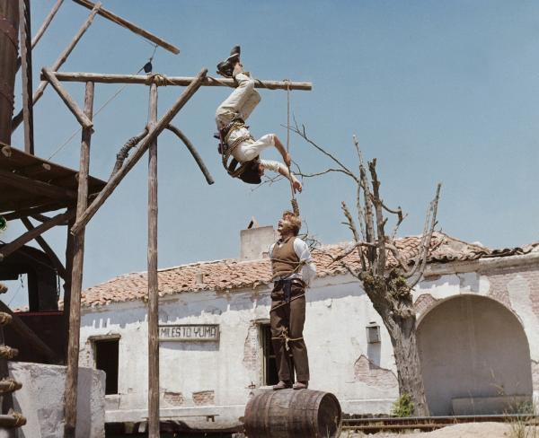 Bild 1 von 3: In einem Moment der Hoffnungslosigkeit taucht der Baske (Tomás Milián, l.) auf und wird für Yodlaf Peterson (Franco Nero, r.) zur letzten Rettung.