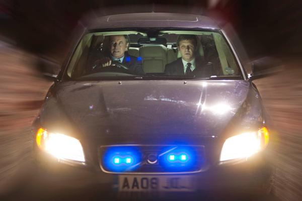 Bild 1 von 7: DCI Tom Barnaby (John Nettles, l.) und DS Ben Jones (Jason Hughes, r.) jagen mit Blaulicht an den Tatort.