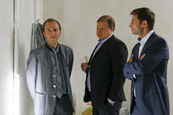 Bild 1 von 3: Ihre Ermittlungen führen die Kommissare Hansen (Igor Jeftic, r.) und Hartl (Michael A. Grimm, M.) zu Benedikt Langer (Philipp Brammer, l.), der das Opfer mit brisanten Informationen versorgt hatte.