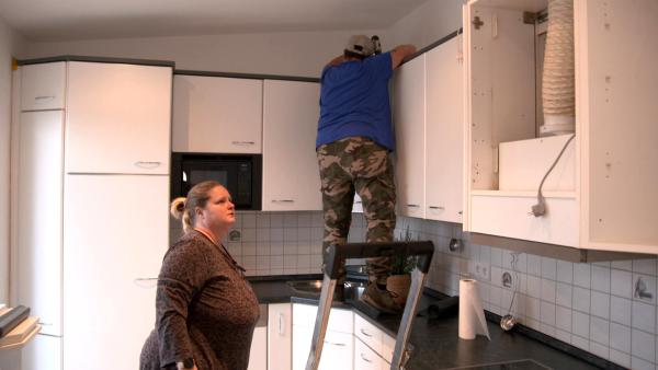 Bild 1 von 2: Der Abbau ihrer neuen Küche bringt Tanja und Willy an ihre Grenzen.