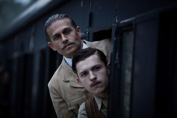 Bild 1 von 8: Percy Fawcett (Charlie Hunnam, l.); Jack Fawcett (Tom Holland, r.)