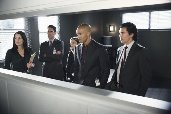 Bild 1 von 23: Prentiss (Paget Brewster, l.), Hotch (Thomas Gibson, 2.v.l.), Reid (Matthew Gray Gubler, M.) und Morgan (Shemar Moore, 2.v.r.) werden nach Los Angeles beordert, um Lt. Detective Owen Kim (Ian Anthony Dale, r.) bei der Aufklärung einer Mordserie behilflich zu sein ...