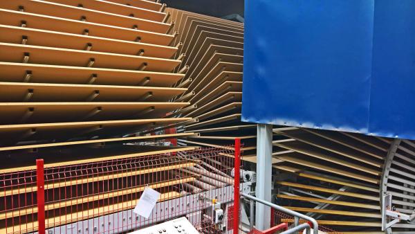 Bild 1 von 3: Aus den gefällten Stämmen werden in mehreren Produktionsschritten Spanplatten gepresst, aus denen wiederum die einzelnen Küchenmodule gefertigt werden.