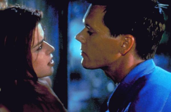 Bild 1 von 8: Polizei Sergeant Duquette (Kevin Bacon, r.) schenkt der Freisprechung des Lehrers keinen Glauben. Er knüpft sich Suzie Toller (Neve Campbell, l.) vor ...