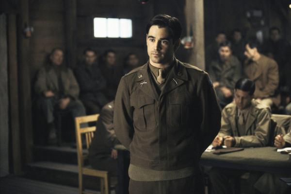 Bild 1 von 14: Obwohl selbst Gefangener in einem Nazilager, muss Lt. Hart (Colin Farrell), vor dem Krieg Jurastudent, einen mordverdächtigen schwarzen Kameraden verteidigen ...