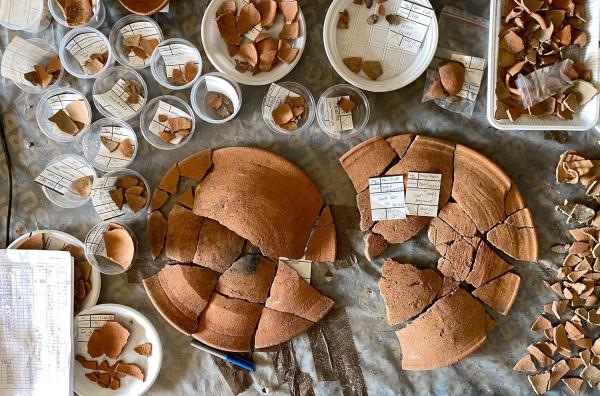 Bild 1 von 5: Die Grabkammern der Nekropole in Byblos sind intakt und ungeplündert: Die Gebeine und Gegenstände der Toten deuten darauf hin, dass sie einst zur Oberschicht von Byblos gehörten.