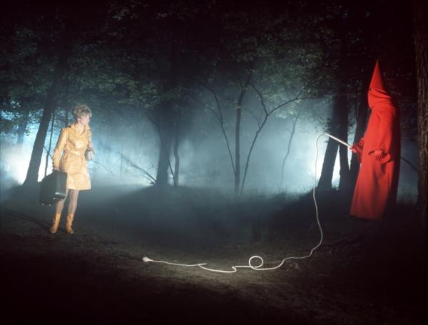 Bild 1 von 1: Die Schülerin Betty Falks (Grit Boettcher) hat den Entschluss gefasst, das Internat zu verlassen, und macht sich in einer düsteren Nacht auf den Weg zur Bushaltestelle. Doch auf dem Weg dorthin begegnet sie dem geheimnisvollen Mönch mit der Peitsche, dessen unheilvolle Präsenz ihre Flucht zur tödlichen Bedrohung werden lässt.