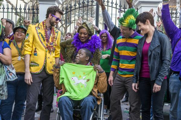 Bild 1 von 27: Sebastian (Rob Kerkovich, l.), Patton (Daryl Mitchell, vorne), Wade (CCH Pounder, 2.v.l.), Brody (Zoe McLellan, r.) und Lasalle (Lucas Black, 2.v.r.) können nach getaner Arbeit selbst noch etwas feiern ...
