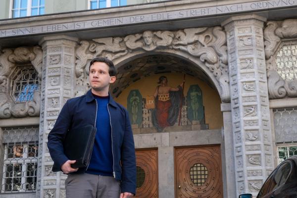 Bild 1 von 8: Lenny Wandmann (Thimo Meitner) muss allen Widerständen zum trotz für Hauptkommissar Voss einen Auftrag beim Landgericht erledigen. Das fällt ihm aufgrund seines Asperger-Syndroms alles andere als leicht.