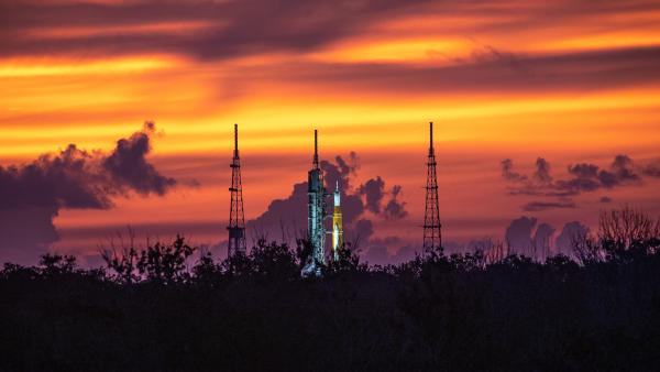 Bild 1 von 2: Ein Sonnenaufgang beleuchtet das Space Launch System der NASA und das Orion-Raumschiff in Florida am 22. August 2022.