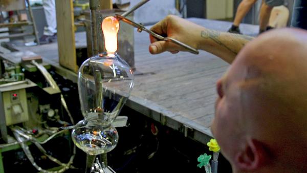 Bild 1 von 3: Die Konsistenz, bedingt durch die Temperatur, gibt das Tempo bei der Modellierung eines Glases vor.