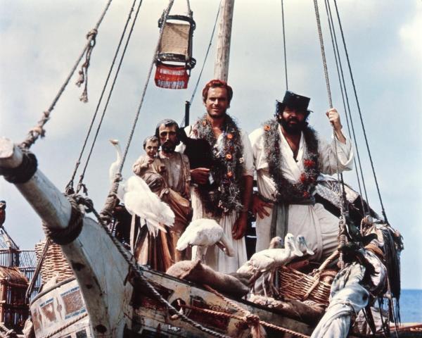 Bild 1 von 8: Auf einer Insel vor der Küste Kolumbiens versuchen die beiden Missionare Pater J. (Terence Hill, M.) und Pater Pedro (Bud Spencer, r.), den Eingeborenen christliche Werte zu vermitteln - und verkaufen von ihrem kleinen Boot Pfeffer und Kaffee ...