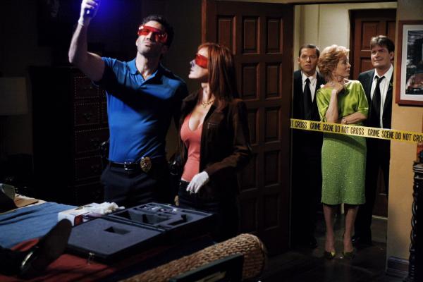 Bild 1 von 9: Eine Leiche am Hochzeitstag: Evelyn (Holland Taylor, 2.v.r.) und ihre Söhne Charlie (Charlie Sheen, r.) und Alan (Jon Cryer, M.), beobachten Wes (Michael Lowry, l.) und Sloane (Jamie Rose, 2.v.l.) von der Spurensicherung ...