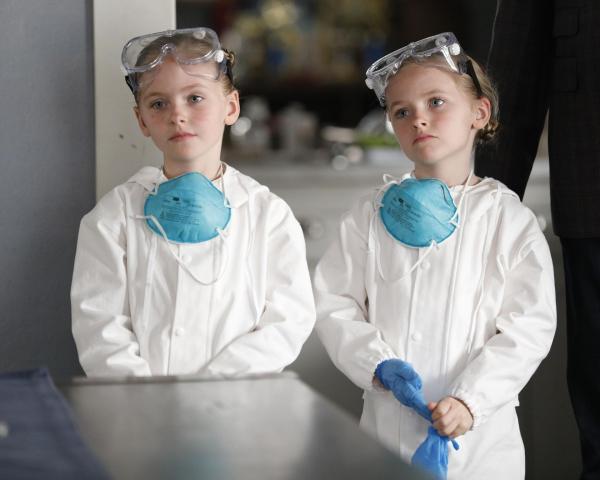 Bild 1 von 10: Amy Fogerty (Ella Allan, l.); Emma Fogerty (Mia Allan, r.)