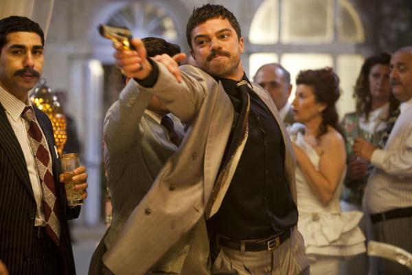 Bild 1 von 13: Das Jahr 1987 in Bagdad: Die Stadt ist korrupt bis in den letzten Winkel und das Leben in ihr wird von einigen reichen und brutalen Personen bestimmt. Uday Hussein (Dominic Cooper), Sohn des Diktators Saddam Hussein, ist bekannt für seine sadistischen Neigungen und seinen ausschweifenden Lebensstil. Niemand will in sein Visier geraten, denn dies verläuft meist tödlich ...