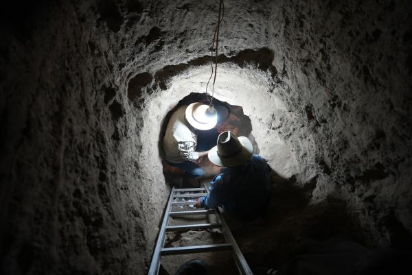 Bild 1 von 14: Archäologen haben in Ägypten einen Friedhof mit Gräbern aus der 25. Dynastie entdeckt. Eine der Grabkammern scheint noch unberührt zu sein. Im Bild: Afifi Rohim (l.) und Dr. Zahi Hawass (r.)