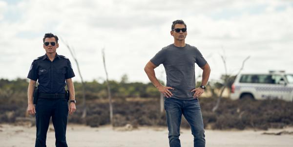 Bild 1 von 15: Greg Raco (Keir O'Donnell, l.) und Aaron Falk (Eric Bana, r.) sind an den ausgetrockneten See gefahren, wo Lukes Leiche gefunden wurde.
