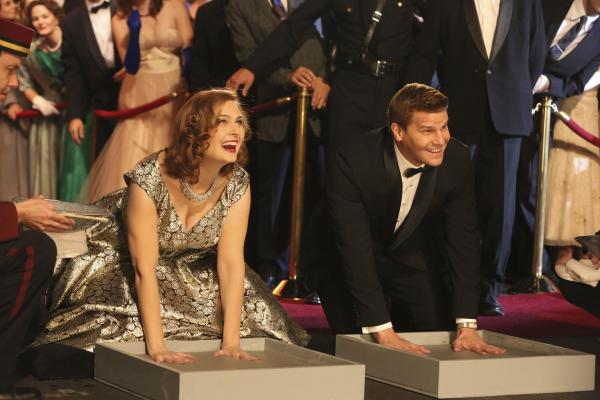 Bild 1 von 1: Temperance Brennan (Emily Deschanel, l.); Seeley Booth (David Boreanaz, r.)