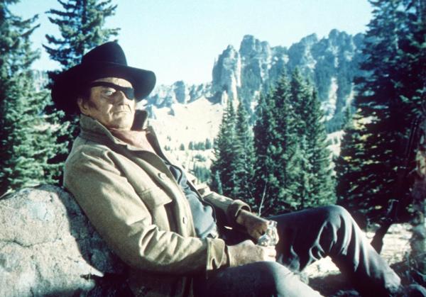 Bild 1 von 2: Marshal Rooster Cogburn (John Wayne) greift in Momenten der Ruhe erst mal zur Flasche ...