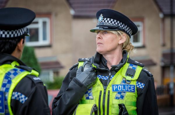 Bild 1 von 1: Zurück im Berufsalltag macht Catherine (Sarah Lancashire, re.) direkt eine grausige Entdeckung: Tommys Mutter wurde erwürgt. Da auf dem Anrufbeantworter der Toten Drohnachrichten von Catherine gefunden wurden, gerät sie selbst unter Verdacht.