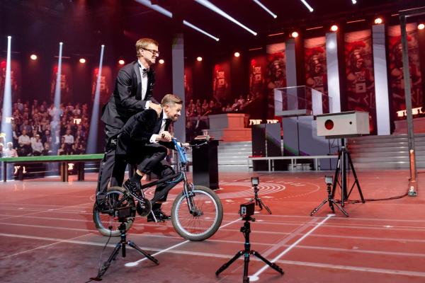 Bild 1 von 9: Joko Winterscheidt (oben); Klaas Heufer-Umlauf (unten)