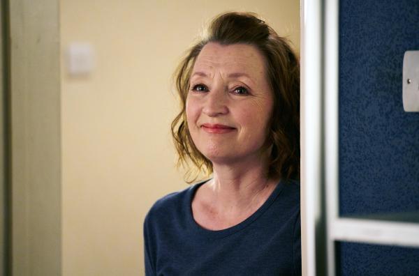 Bild 1 von 6: Cathy (Lesley Manville) ist froh, dass Michael zur Feier gekommen ist.