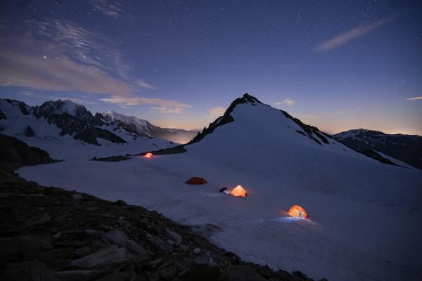 Bild 1 von 7: Basecamp mit Abstandsregeln im Angesicht des Mont Blanc in den französischen Alpen.