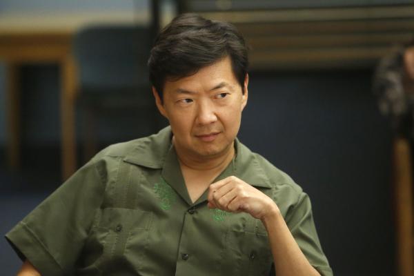 Bild 1 von 15: Durch einen Zufall landet Chang (Ken Jeong) auf der Bühne und legt eine sehr spezielle Improvisationsshow hin ...