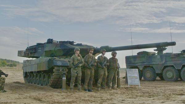 Bild 1 von 14: Leopardenmangel bei der Truppe: Einer der wenigen einsatzbereiten Leopard 2 Panzer der Bundeswehr. Lange Lieferfristen sind in Sicht.