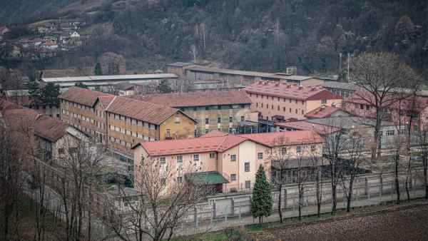 Bild 1 von 2: Die Gefängnismauer umschließt ein Areal von zweiunddreißigtausend Quadratmetern mit dem Pavillon eins, dem Haupthaus, im Zentrum. Die aktuell insgesamt fünfhundertfünfzig Häftlinge kommen aus dem ganzen Land.