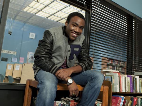 Bild 1 von 26: (1. Staffel) - Nimmt an der neugegründeten Spanischlerngruppe teil: Troy (Donald Glover), früherer High School Quarterback, der durch Abed das Nerd-Dasein entdeckt ...