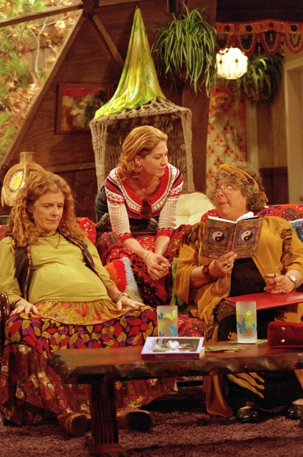 Bild 1 von 6: Abby steckt mitten in den Vorbereitungen für die Geburt ihres Kindes. Neben Dharma will sie auch noch die bekannte Hebamme Chloe zur Unterstützung. Schon bald kommt es zwischen Dharma und Chloe zu Unstimmigkeiten. Dharma ist enttäuscht, dass sie von Chloe nicht ernst genommen wird. Als es dann soweit ist, streiten sich die beiden, anstatt Abby zu helfen. Doch zum Glück ist Kitty ebenfalls anwesend. Sie verbannt die Streithähne aus dem Zimmer und legt selbst Hand an.