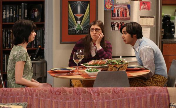 Bild 1 von 8: Da Lucy (Kate Micucci, l.) eine Sozialphobie hat, möchte sie immer nur einen Freund bzw. eine Freundin von Raj (Kunal Nayyar, r.) kennenlernen. Doch wird das Treffen mit Amy (Mayim Bialik, M.) gut ausgehen?