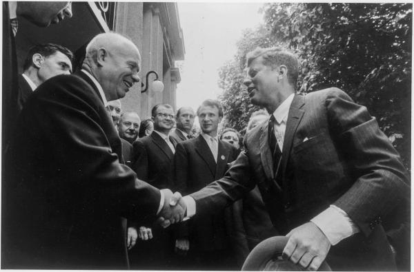 Bild 1 von 5: Im Bild: Nikita Khrushchev und John F. Kennedy geben sich während ihres Treffens in Wien die Hand (Juni 1961).