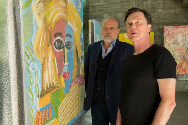Bild 1 von 9: Bei seinen Ermittlungen im Fall Egermann spricht Richard Voss (Jan-Gregor Kremp, l.) mit dem Galeristen Ludwig Stern (Uwe Bohm, r.). Da dieser kurz vor einer großen Ausstellungseröffnung steht, ist er vom Besuch des Hauptkommissars nicht sonderlich erfreut.