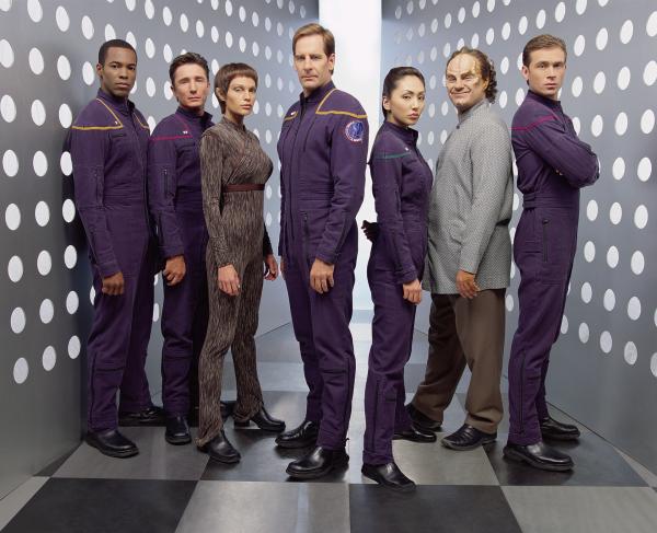 Bild 1 von 3: v.l.n.r.: Ensign Travis Mayweather (Anthony Montgomery), Commander Charles 'Trip' Tucker III (Connor Trinneer), Sub-Commander T'Pol (Jolene Blalock), Captain Jonathan Archer (Scott Bakula,m.), Ensign Hoshi Sato (Linda Park), Dr. Phlox (John Billingsley), Lieutenant Malcolm Reed (Dominic Keating)