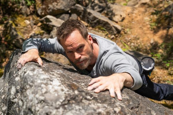 Bild 1 von 8: Leo Oswald (Wanja Mues) klettert im Taunus eine Felswand hinauf und folgt einer entscheidenden Spur im Mordfall Novak. Dabei bringt ihn seine Recherche selbst in eine riskante Situation.