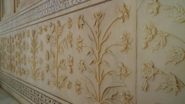 Bild 1 von 5: Pietra Dura - so heißt die Technik, mit der die für den Taj Mahal typischen floralen Dekorationen in den Stein gelegt wurden.