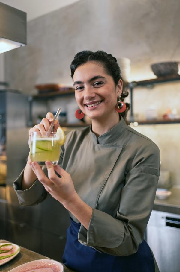 Bild 1 von 3: Köchin Lucie Fischer-Chapalain zeigt, wie man Gurkensirup mit Sternanis verfeinert. Gurkensirup ist ein perfekter Begleiter für sprudelndes Mineralwasser oder alkoholfreie Cocktails.