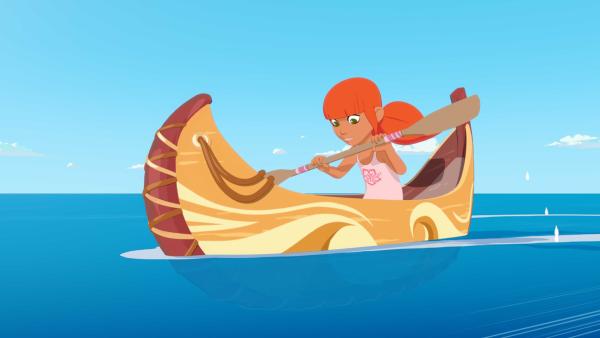 Bild 1 von 4: Marina ist mit ihrem kleinen Kanu unterwegs. Sie ahnt nicht, dass die Zwillingsbrüder Sam und Tom mit ihren Jetskis die Bucht vor Maotou unsicher machen.