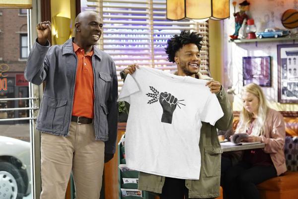 Bild 1 von 12: Howard (Gary Anthony Williams, l.); Franco (Jermaine Fowler, r.)