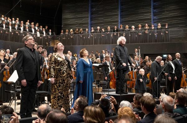 Bild 1 von 3: Die Solisten Simon O'Neill, Jamie Barton, Dorothea Röschmann und Dirigent Sir Simon Rattle (v.l.)