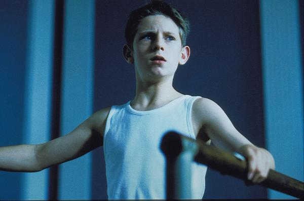 Bild 1 von 11: Der Halbwaise Billy (Jamie Bell) hat es mit seiner Tanzleidenschaft in der streikenden britischen Bergarbeiterregion schwer. Eigentlich sollte der schmächtige Junge in der Turnhalle Boxen lernen, doch den Ballettkurs nebenan findet er viel spannender ...