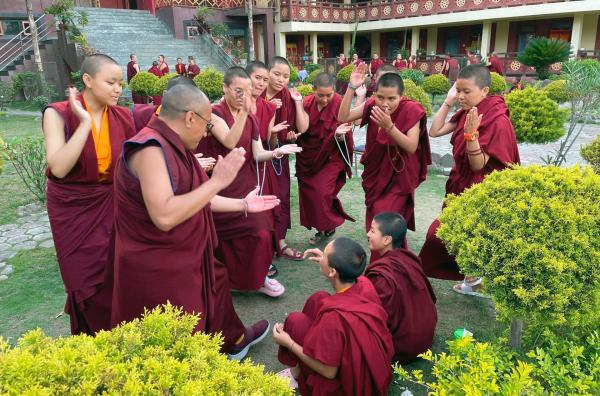 Bild 1 von 4: Training im Debattieren gehört zum Alltag im Kloster.