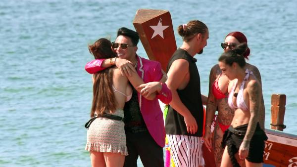 Bild 1 von 2: Matthias Mangiapane wird in Empfang genommen