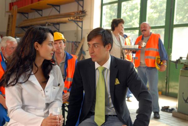 Bild 1 von 18: Im Bild: Asli Bayram (Tanja), Balasz Schallenberg (PR Mann).