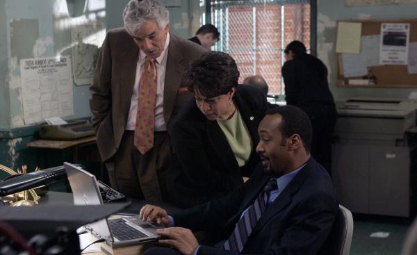 Bild 1 von 4: (l-r) Dennis Farina as Det. Joe Fontana, S. Epatha Merkerson as Lt. Anita Van Buren, Jesse L. Martin as Det. Ed Green -- NBC Universal